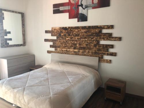 1 dormitorio con cama y pared de ladrillo en ATTIC HOUSE - IL TUO ATTICO A RAPALLO en Rapallo