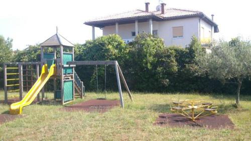 un parque infantil con tobogán y columpio en Pansion Villa Margerita, en Poreč