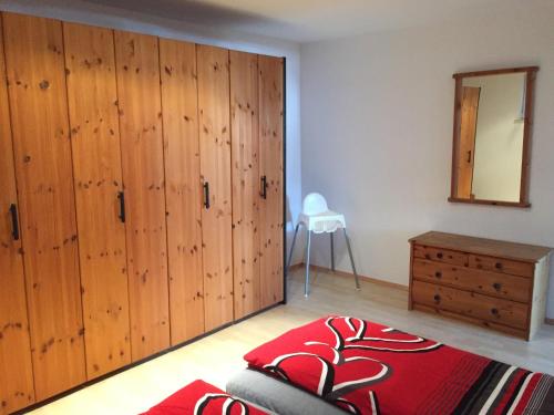 a bedroom with wooden cabinets and a bed and a dresser at Ferienwohnung Mimi Souterrainwohnung in Kastellaun