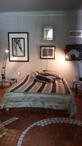 une chambre avec un grand lit dans une pièce dans l'établissement Villa des 2 Geais, à Les Playes