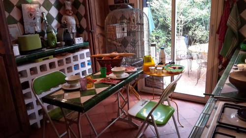 une pièce avec une table et des chaises dans une cuisine dans l'établissement Villa des 2 Geais, à Les Playes