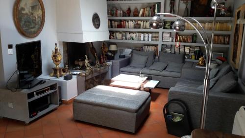 un salon avec un canapé et une télévision dans l'établissement Villa des 2 Geais, à Les Playes