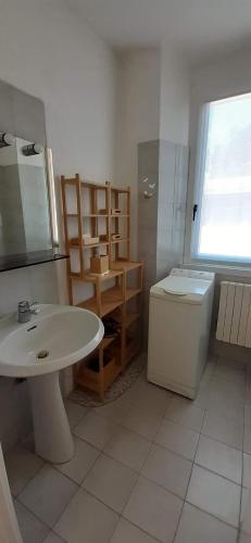 ein Badezimmer mit einem Waschbecken, einem WC und einem Spiegel in der Unterkunft Adda River Casa Vacanza in Calolziocorte