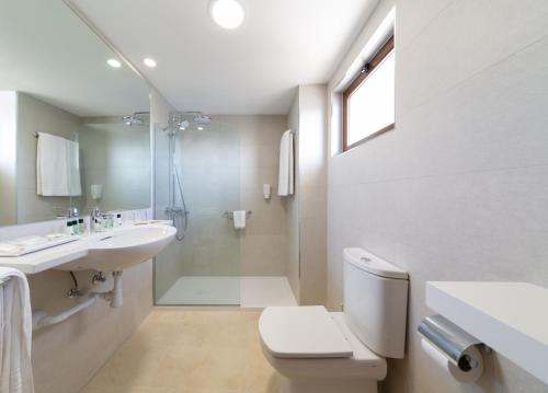 Ett badrum på Los Zocos Impressive Lanzarote