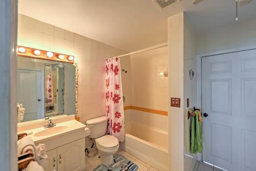 North SideにあるNorthside Grand Cayman Getaway with Private Beach!の洗面台、トイレ、シャワー付きのバスルーム