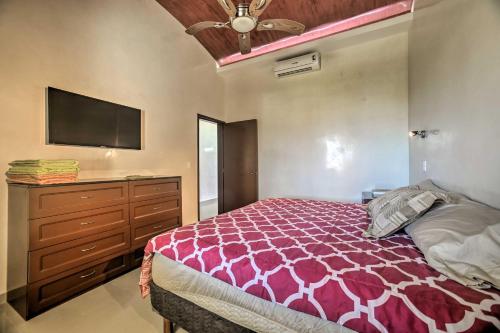 um quarto com uma cama e uma cómoda com uma televisão em Oceanfront Cancun Condo with Loft in All Ritmo Resort em Cancún