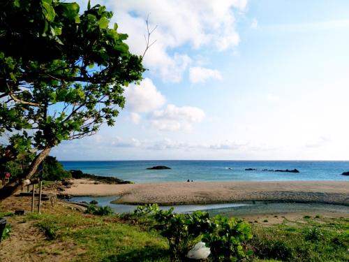 una playa con el océano en el fondo en klein blue 克萊因-藍 en Kenting