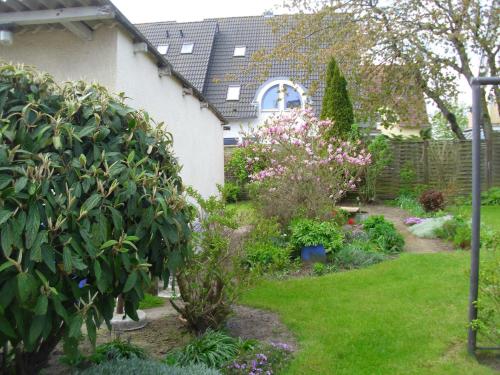 a garden in front of a house at Ferienwohnung Am Stadtrand in Dwasieden