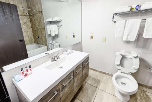 Ein Badezimmer in der Unterkunft Super 8 by Wyndham High Point/Greensboro