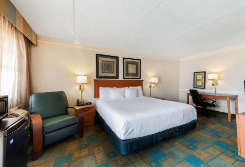 Kama o mga kama sa kuwarto sa La Quinta Inn by Wyndham Bossier City