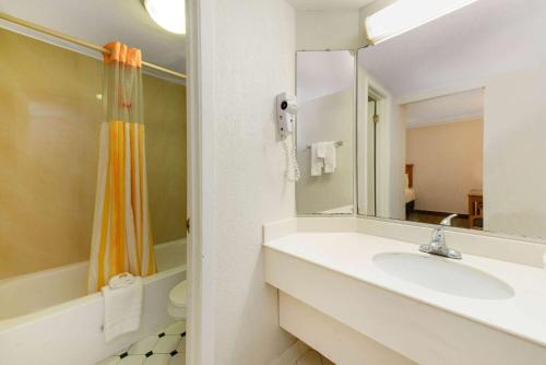 Bathroom sa La Quinta Inn by Wyndham Bossier City