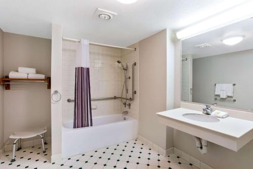 Ванна кімната в La Quinta Inn by Wyndham Denver Northglenn