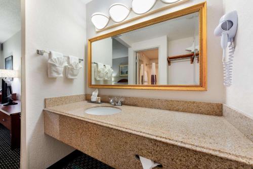 ห้องน้ำของ La Quinta Inn by Wyndham Ft. Lauderdale Tamarac East