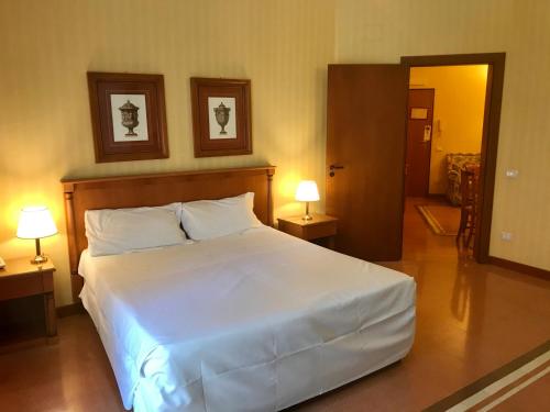 
Ein Bett oder Betten in einem Zimmer der Unterkunft Residenza d'Aragona
