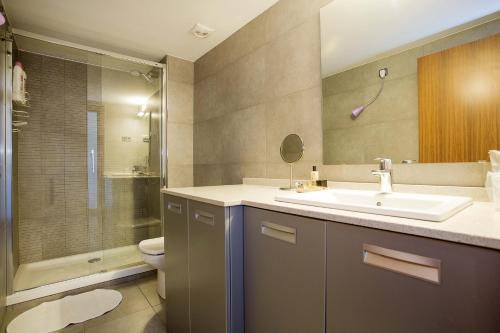 La salle de bains est pourvue d'un lavabo, de toilettes et d'une douche. dans l'établissement PobleNou Loft Nº2 By MyRentalHost, à Barcelone