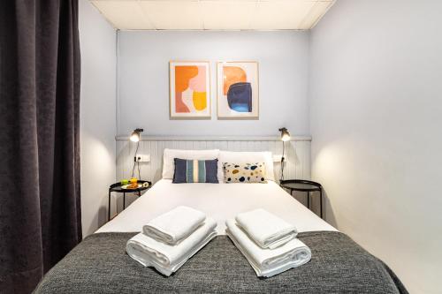 - une chambre avec un lit et 2 serviettes dans l'établissement SAGRADA FAMILIA MODERN Nº1 By MyRentalHost, à Barcelone