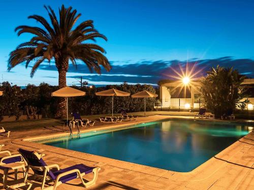 Der Swimmingpool an oder in der Nähe von Hotel ibis Faro Algarve