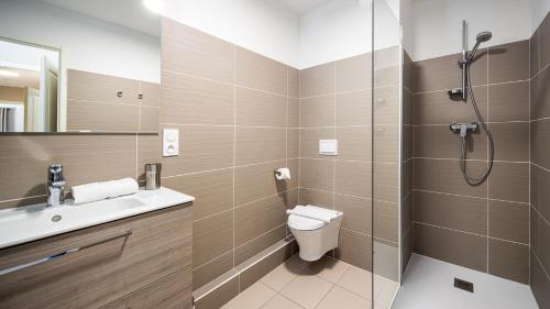 une salle de bain avec toilettes, lavabo et douche dans l'établissement The View - Apt 12 - BO Immobilier - Châtel, à Châtel