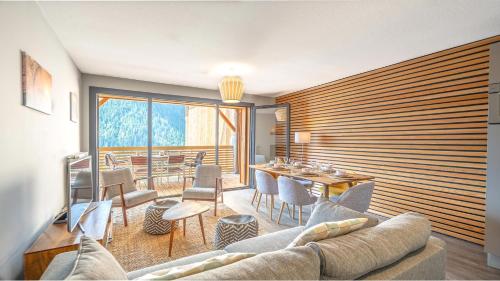 un salon avec un canapé et une table dans l'établissement Les 360 - Apt 14 - BO Immobilier - Châtel Multipass Vacances été 2025 en option au tarif de 3euros par jour et par personne, à Châtel