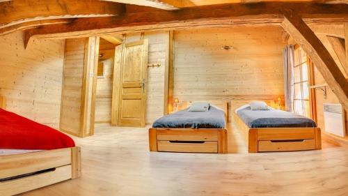 Katil atau katil-katil dalam bilik di Sous le Pont - Apt A - BO Immobilier- remises sur les forfaits de skis Châtel ou Portes du soleil