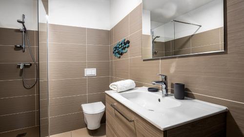 une salle de bain avec un lavabo, des toilettes et un miroir dans l'établissement The View - Apt 05 - BO Immobilier - Châtel - Multipass 2025 offert, à Châtel