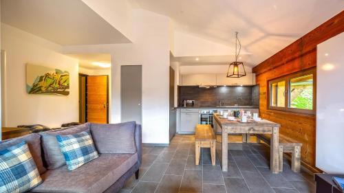 un salon avec un canapé et une table dans l'établissement L'O Rouge - Apt A202 - BO Immobilier - Châtel - Multipass 2025 offert, à Châtel