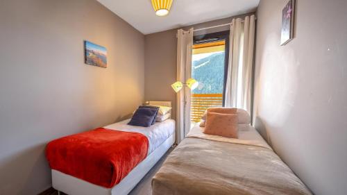 une chambre avec deux lits et une fenêtre dans l'établissement Les 360 - Apt 14 - BO Immobilier - Châtel Multipass Vacances été 2025 en option au tarif de 3euros par jour et par personne, à Châtel