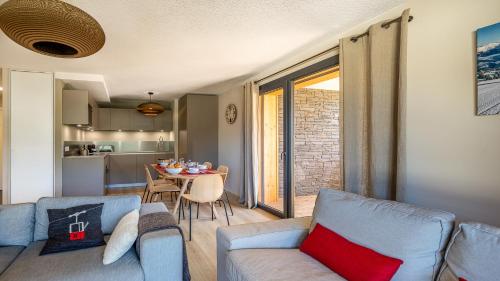 un salon avec un canapé et une table dans l'établissement The View - Apt 12 - BO Immobilier - Châtel, à Châtel