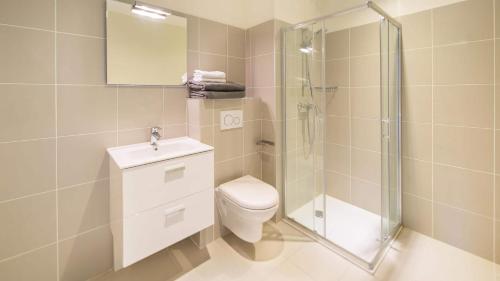 une salle de bain avec toilettes, douche et lavabo dans l'établissement Les 360 - Apt 15 - BO Immobilier - Multipass 2025 offert, à Châtel