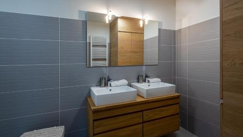 une salle de bain avec deux lavabos et un miroir dans l'établissement The View - Apt 06 - BO Immobilier- Châtel - Châtel Multipass Été 2025 en option au tarif de 3euros par jour et par personne, à Châtel