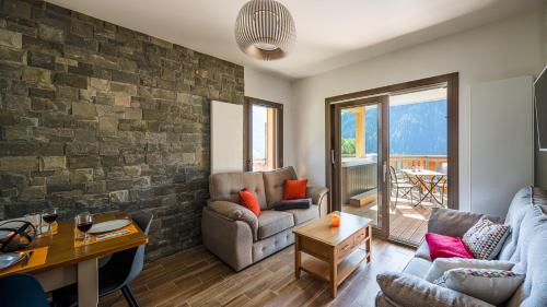 un salon avec un canapé et une table dans l'établissement L'O Rouge - Apt A102 - BO Immobilier- Châtel, à Châtel