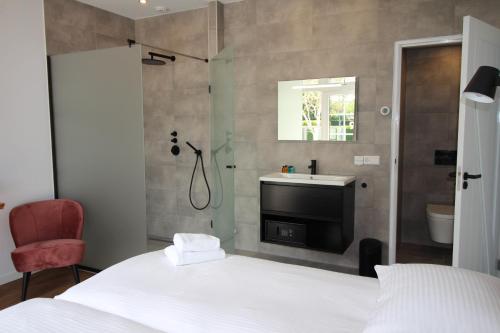 Ένα ή περισσότερα κρεβάτια σε δωμάτιο στο Strandhotel Dennenbos