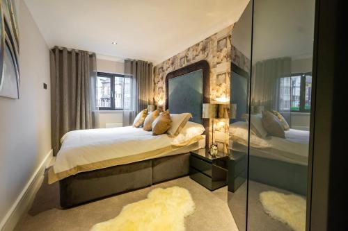 ヨークにある5 London Mewsのベッドルーム(ベッド1台、大きな鏡付)