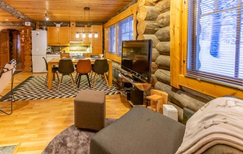 A seating area at Kuukkeli Log Houses Villa Aurora "Pupula"