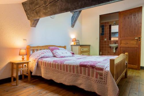 a bedroom with a bed and a wooden floor at Domaine du Mas Bazan in Alénya