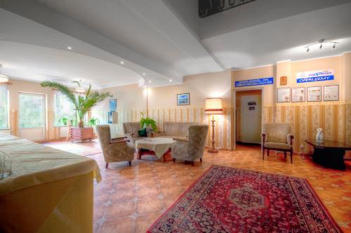 a large living room with a table and chairs at Kompleks Wypoczynkowo-Konferencyjny Mazur-Syrenka in Krutyń