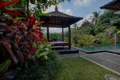 Taman di luar Kaja Villa