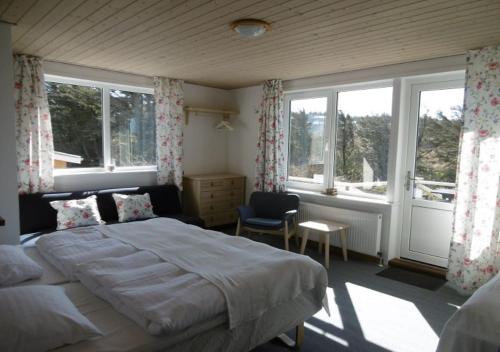 Un pat sau paturi într-o cameră la Munchs Badehotel