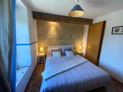a bedroom with a bed and a bath tub at Maison d'hôtes & Gîtes Domaine de la Garaye in Dinan