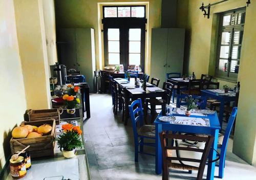 um restaurante com mesas azuis e cadeiras num quarto em Casa Mespilea em Pafos