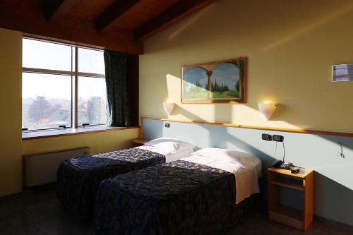 Un pat sau paturi într-o cameră la Hotel Sabo'