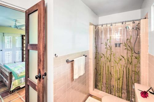 Ένα μπάνιο στο Bright St Thomas Getaway with Pool, 3Mi to Magens Bay