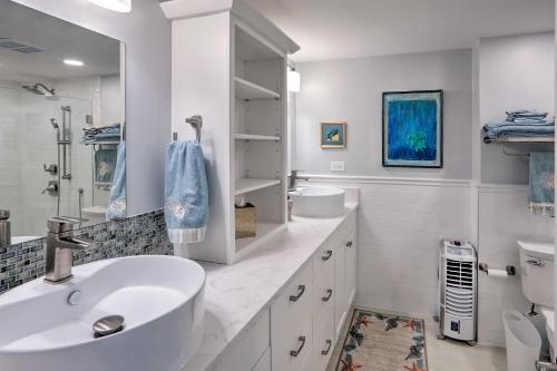 Koupelna v ubytování Tropical St Thomas Resort Getaway with Pool Access!