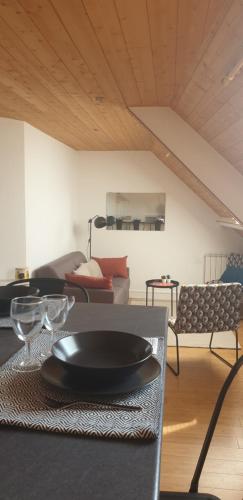 une plaque noire sur une table dans le salon dans l'établissement LA VIGIE, à Dinard