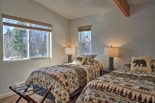 Tempat tidur dalam kamar di Pet-Friendly Duplex with Northern Lights Aurora View