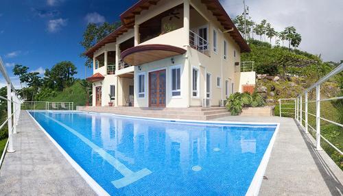 Spacious Ojochal House Ocean View and Private Pool!