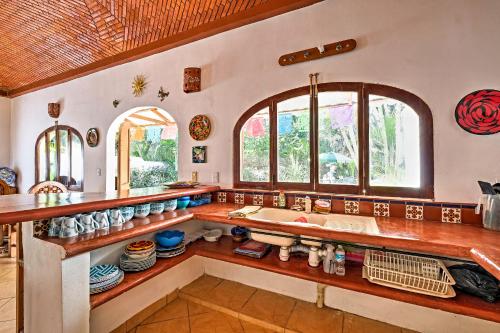 サユリタにあるTropical Sayulita Condo with Patio and Beach Access!の大きなバスルーム(バスタブ付)が備わります。一部の窓が付いています。