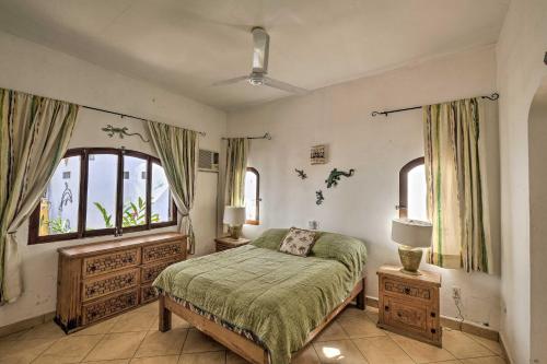 サユリタにあるTropical Sayulita Condo with Patio and Beach Access!のベッドと2つの窓がある寝室