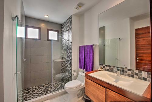 Ένα μπάνιο στο Luxe Tao Riviera Resort Condo with Beach and Golfing!