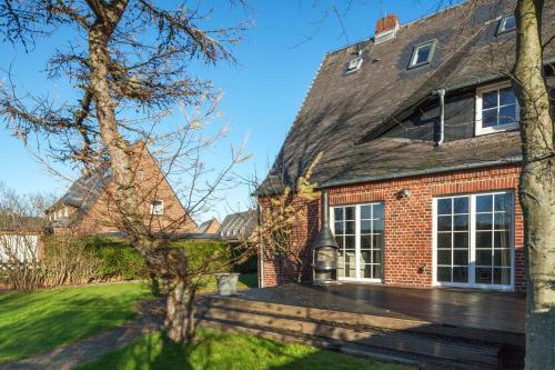 een stenen huis met een gambrel dak bij Tiiner in List